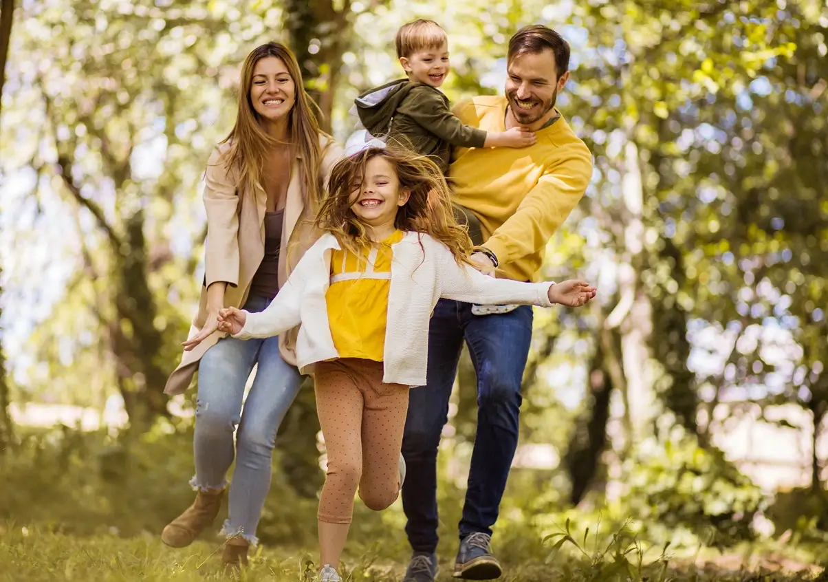 Fotografia de uma familia se divertindo em uma área verde
